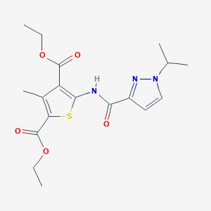 molecular formula C18H23N3O5S B2408498 5-(1-异丙基-1H-吡唑-3-甲酰胺基)-3-甲硫代吩-2,4-二甲酸二乙酯 CAS No. 1203246-76-7