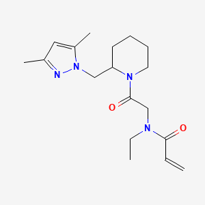 molecular formula C18H28N4O2 B2409510 N-[2-[2-[(3,5-Dimethylpyrazol-1-yl)methyl]piperidin-1-yl]-2-oxoethyl]-N-ethylprop-2-enamide CAS No. 2320306-81-6