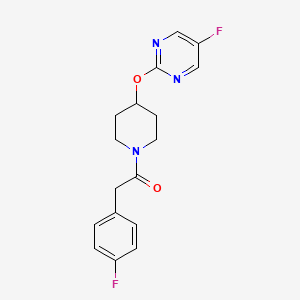 2-(4-Fluorophenyl)-1-[4-(5-fluoropyrimidin-2-yl)oxypiperidin-1-yl]ethanone