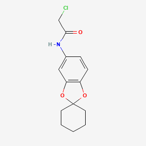 molecular formula C14H16ClNO3 B2412151 2-chloro-N-{spiro[1,3-benzodioxole-2,1'-cyclohexane]-6-yl}acetamide CAS No. 851722-03-7