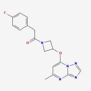 2-(4-Fluorophenyl)-1-[3-({5-methyl-[1,2,4]triazolo[1,5-a]pyrimidin-7-yl}oxy)azetidin-1-yl]ethan-1-one