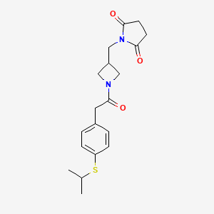 1-[(1-{2-[4-(Propan-2-ylsulfanyl)phenyl]acetyl}azetidin-3-yl)methyl]pyrrolidine-2,5-dione