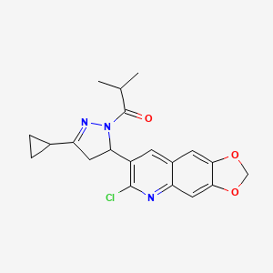 molecular formula C20H20ClN3O3 B2414319 1-(5-(6-クロロ-[1,3]ジオキソロール[4,5-g]キノリン-7-イル)-3-シクロプロピル-4,5-ジヒドロ-1H-ピラゾール-1-イル)-2-メチルプロパン-1-オン CAS No. 1018049-25-6