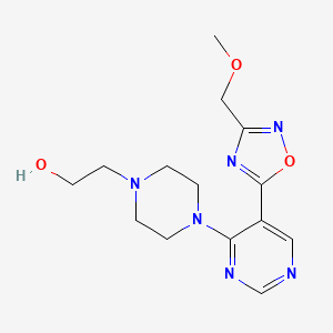 B2415021 2-(4-{5-[3-(Methoxymethyl)-1,2,4-oxadiazol-5-yl]pyrimidin-4-yl}piperazin-1-yl)ethanol CAS No. 2109085-09-6