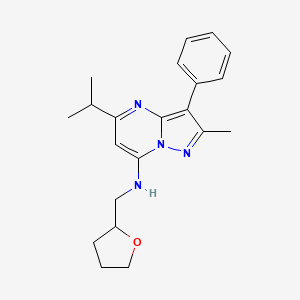 molecular formula C21H26N4O B2415815 5-isopropyl-2-methyl-3-phenyl-N-((tetrahydrofuran-2-yl)methyl)pyrazolo[1,5-a]pyrimidin-7-amine CAS No. 896831-44-0