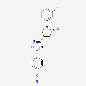 4-(3-(1-(3-Fluorophenyl)-5-oxopyrrolidin-3-yl)-1,2,4-oxadiazol-5-yl)benzonitrile