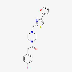molecular formula C20H20FN3O2S B2417871 2-(4-氟苯基)-1-(4-((4-(呋喃-2-基)噻唑-2-基)甲基)哌嗪-1-基)乙酮 CAS No. 1105234-11-4