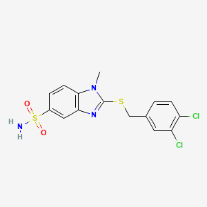 molecular formula C15H13Cl2N3O2S2 B2418358 2-{[(3,4-dichlorophényl)méthyl]sulfanyl}-1-méthyl-1H-1,3-benzodiazole-5-sulfonamide CAS No. 878620-41-8