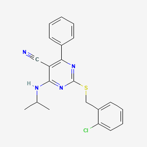 molecular formula C21H19ClN4S B2419464 2-[(2-Chlorobenzyl)sulfanyl]-4-(isopropylamino)-6-phenyl-5-pyrimidinecarbonitrile CAS No. 303985-76-4