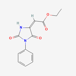 molecular formula C13H12N2O4 B2419469 (E)-2-(2,5-ジオキソ-1-フェニルイミダゾリジン-4-イリデン)酢酸エチル CAS No. 731-54-4