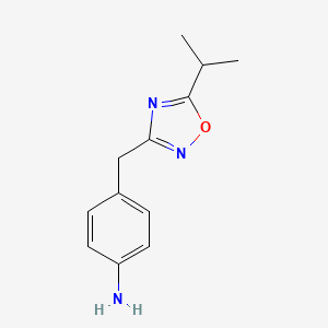 4-((5-Isopropyl-1,2,4-oxadiazol-3-yl)methyl)aniline