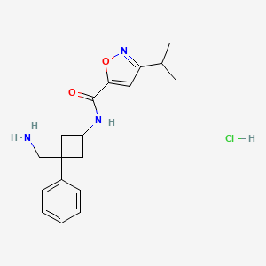 molecular formula C18H24ClN3O2 B2420313 N-[3-(Aminomethyl)-3-phenylcyclobutyl]-3-propan-2-yl-1,2-oxazole-5-carboxamide;hydrochloride CAS No. 2418726-96-0