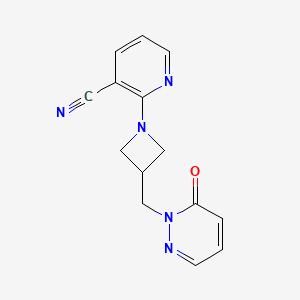 molecular formula C14H13N5O B2420816 2-{3-[(6-氧代-1,6-二氢哒嗪-1-基)甲基]氮杂环丁-1-基}吡啶-3-碳腈 CAS No. 2200108-11-6