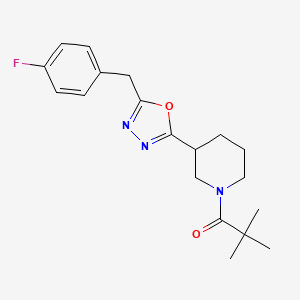 1-(3-(5-(4-Fluorobenzyl)-1,3,4-oxadiazol-2-yl)piperidin-1-yl)-2,2-dimethylpropan-1-one