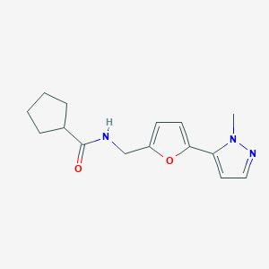 molecular formula C15H19N3O2 B2421098 N-[[5-(2-Methylpyrazol-3-yl)furan-2-yl]methyl]cyclopentanecarboxamide CAS No. 2415539-69-2