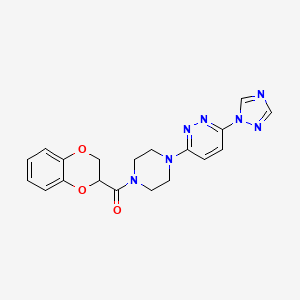 molecular formula C19H19N7O3 B2421358 (4-(6-(1H-1,2,4-triazol-1-yl)pyridazin-3-yl)piperazin-1-yl)(2,3-dihydrobenzo[b][1,4]dioxin-2-yl)methanone CAS No. 1797725-80-4