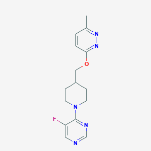 molecular formula C15H18FN5O B2421845 3-[[1-(5-Fluoropyrimidin-4-yl)piperidin-4-yl]methoxy]-6-methylpyridazine CAS No. 2320532-43-0