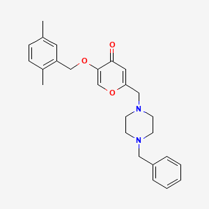 molecular formula C26H30N2O3 B2422090 2-[(4-Benzylpiperazin-1-yl)methyl]-5-[(2,5-dimethylphenyl)methoxy]pyran-4-one CAS No. 898441-99-1