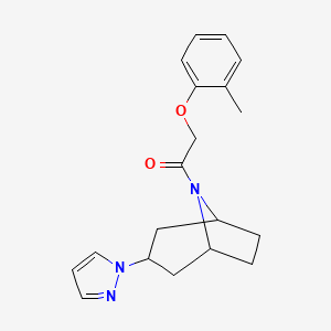 molecular formula C19H23N3O2 B2423216 1-((1R,5S)-3-(1H-pyrazol-1-yl)-8-azabicyclo[3.2.1]octan-8-yl)-2-(o-tolyloxy)ethan-1-one CAS No. 2310098-46-3