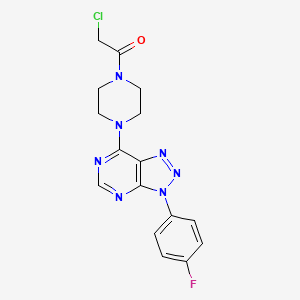 molecular formula C16H15ClFN7O B2423274 7-(4-哌嗪-1-基)-3-(4-氟苯基)-3H-[1,2,3]三唑并[4,5-d]嘧啶-1-基)-2-氯乙酮 CAS No. 920365-00-0