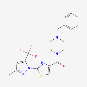 molecular formula C20H20F3N5OS B2423485 (4-benzylpiperazino){2-[3-methyl-5-(trifluoromethyl)-1H-pyrazol-1-yl]-1,3-thiazol-4-yl}methanone CAS No. 956170-39-1