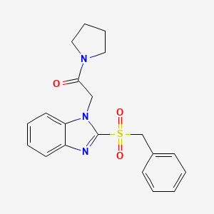 molecular formula C20H21N3O3S B2423689 2-(2-(苯甲酰基磺酰基)-1H-苯并[d]咪唑-1-基)-1-(吡咯烷-1-基)乙酮 CAS No. 886905-83-5