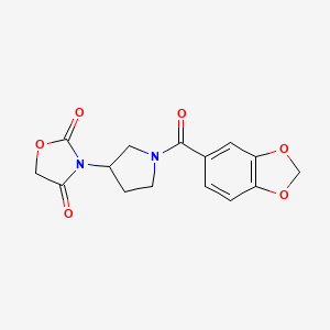 molecular formula C15H14N2O6 B2424212 3-(1-(苯并[d][1,3]二氧杂环-5-羰基)吡咯烷-3-基)恶唑烷-2,4-二酮 CAS No. 2034314-25-3
