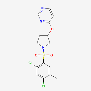 molecular formula C15H15Cl2N3O3S B2424829 4-((1-((2,4-二氯-5-甲苯磺酰基)吡咯烷-3-基)氧基)嘧啶 CAS No. 2034318-13-1