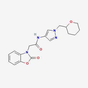 molecular formula C18H20N4O4 B2425253 2-(2-氧代苯并[d]恶唑-3(2H)-基)-N-(1-((四氢-2H-吡喃-2-基)甲基)-1H-吡唑-4-基)乙酰胺 CAS No. 2034373-40-3