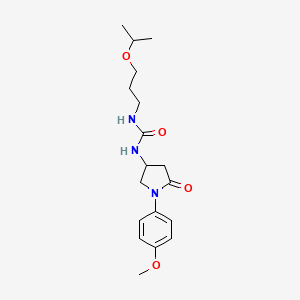 molecular formula C18H27N3O4 B2425472 1-(3-Isopropoxypropyl)-3-(1-(4-methoxyphenyl)-5-oxopyrrolidin-3-yl)urea CAS No. 877640-32-9
