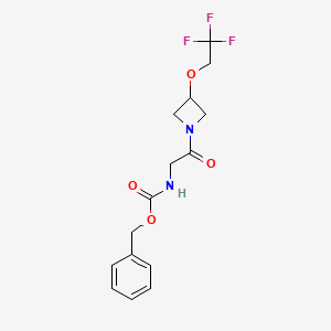 molecular formula C15H17F3N2O4 B2425535 苯甲酸[2-氧代-2-(3-(2,2,2-三氟乙氧基)氮杂环丁-1-基)乙基]氨基甲酸酯 CAS No. 2034401-23-3