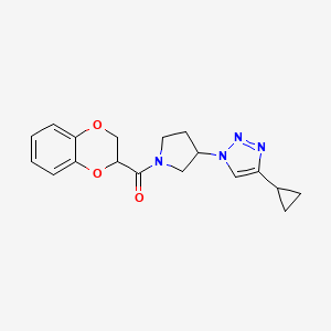 molecular formula C18H20N4O3 B2425804 (3-(4-cyclopropyl-1H-1,2,3-triazol-1-yl)pyrrolidin-1-yl)(2,3-dihydrobenzo[b][1,4]dioxin-2-yl)methanone CAS No. 2034457-26-4