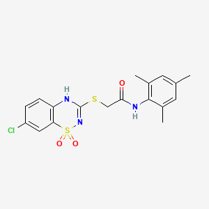 molecular formula C18H18ClN3O3S2 B2425894 2-((7-chloro-1,1-dioxido-4H-benzo[e][1,2,4]thiadiazin-3-yl)thio)-N-mesitylacetamide CAS No. 899976-17-1