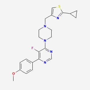 molecular formula C22H24FN5OS B2426347 2-Cyclopropyl-4-[[4-[5-fluoro-6-(4-methoxyphenyl)pyrimidin-4-yl]piperazin-1-yl]methyl]-1,3-thiazole CAS No. 2379984-20-8
