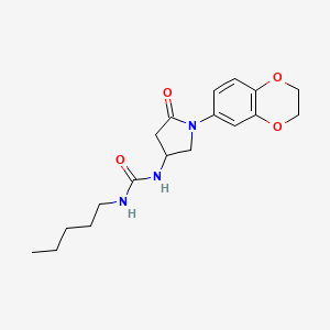 molecular formula C18H25N3O4 B2426608 1-(1-(2,3-Dihydrobenzo[b][1,4]dioxin-6-yl)-5-oxopyrrolidin-3-yl)-3-pentylurea CAS No. 877640-94-3
