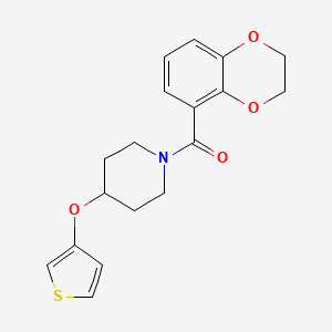 molecular formula C18H19NO4S B2426823 (2,3-二氢苯并[b][1,4]二氧杂环-5-基)(4-(噻吩-3-氧基)哌啶-1-基)甲酮 CAS No. 2034364-93-5