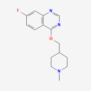 molecular formula C15H18FN3O B2427053 7-氟-4-[(1-甲基哌啶-4-基)甲氧基]喹唑啉 CAS No. 2202329-07-3
