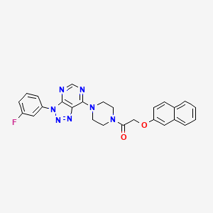 molecular formula C26H22FN7O2 B2427617 1-(4-(3-(3-氟苯基)-3H-[1,2,3]三唑并[4,5-d]嘧啶-7-基)哌嗪-1-基)-2-(萘-2-氧基)乙酮 CAS No. 923514-08-3