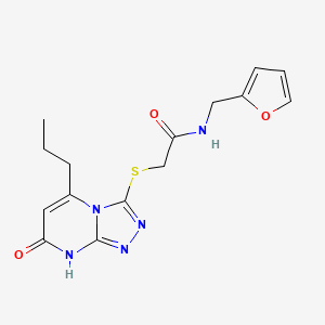 B2428096 N-(furan-2-ylmethyl)-2-((7-oxo-5-propyl-7,8-dihydro-[1,2,4]triazolo[4,3-a]pyrimidin-3-yl)thio)acetamide CAS No. 895005-09-1