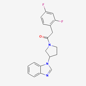 molecular formula C19H17F2N3O B2429144 1-(3-(1H-苯并[d]咪唑-1-基)吡咯烷-1-基)-2-(2,4-二氟苯基)乙酮 CAS No. 2034384-09-1