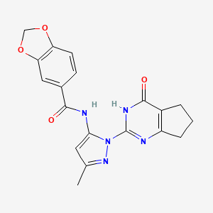 molecular formula C19H17N5O4 B2429183 N-(3-メチル-1-(4-オキソ-4,5,6,7-テトラヒドロ-3H-シクロペンタ[d]ピリミジン-2-イル)-1H-ピラゾール-5-イル)ベンゾ[d][1,3]ジオキソール-5-カルボキサミド CAS No. 1003799-58-3