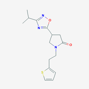 4-(3-Isopropyl-1,2,4-oxadiazol-5-yl)-1-(2-(thiophen-2-yl)ethyl)pyrrolidin-2-one