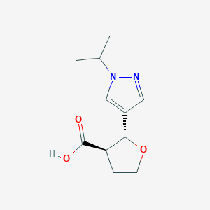 molecular formula C11H16N2O3 B2430317 反-(2R,3R)-2-[1-(丙-2-基)-1H-吡唑-4-基]氧杂环戊烷-3-羧酸，反式 CAS No. 1807940-29-9