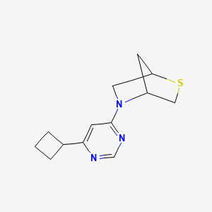 molecular formula C13H17N3S B2430638 5-(6-环丁基嘧啶-4-基)-2-硫杂-5-氮杂双环[2.2.1]庚烷 CAS No. 2097918-93-7