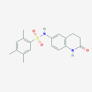 molecular formula C18H20N2O3S B2430984 2,4,5-trimetil-N-(2-oxo-1,2,3,4-tetrahidroquinolin-6-il)benceno-1-sulfonamida CAS No. 921916-37-2