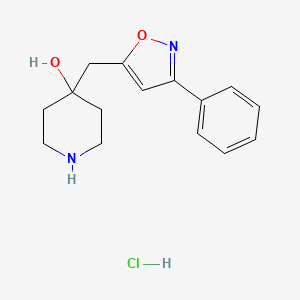 molecular formula C15H19ClN2O2 B2430986 4-[(3-Phenyl-1,2-oxazol-5-yl)methyl]piperidin-4-ol;hydrochloride CAS No. 2411289-59-1