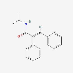 molecular formula C18H19NO B2430993 (E)-N-isopropil-2,3-difenilacrilamida CAS No. 1802936-81-7