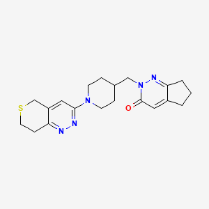 2-[(1-{5H,7H,8H-thiopyrano[4,3-c]pyridazin-3-yl}piperidin-4-yl)methyl]-2H,3H,5H,6H,7H-cyclopenta[c]pyridazin-3-one
