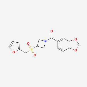 molecular formula C16H15NO6S B2432630 Benzo[d][1,3]dioxol-5-yl(3-((furan-2-ylmethyl)sulfonyl)azetidin-1-yl)methanone CAS No. 1705166-16-0