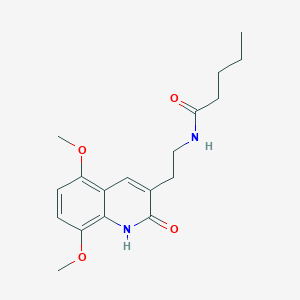 molecular formula C18H24N2O4 B2432818 N-[2-(5,8-二甲氧基-2-氧代-1H-喹啉-3-基)乙基]戊酰胺 CAS No. 851403-39-9